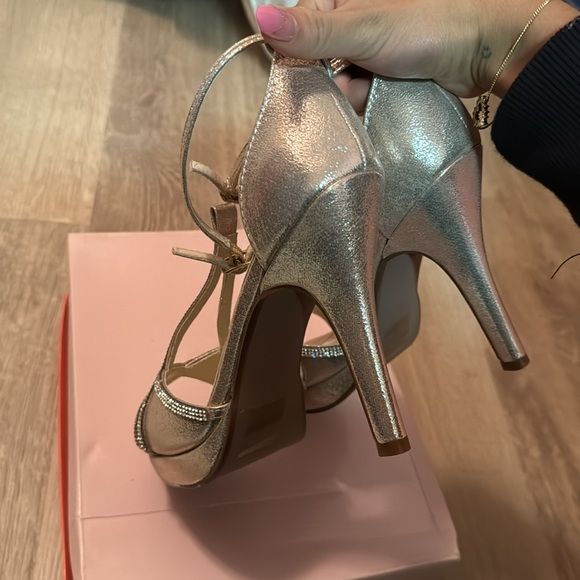 Sizes available: 8, 8.5, & 9 Women’s touch up champagne color high heels size - Picture 4 of 9